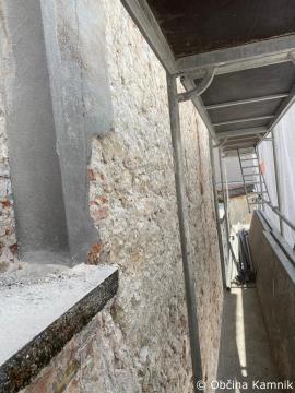 Pričela se je sanacija zidu na Glavnem trgu (2)